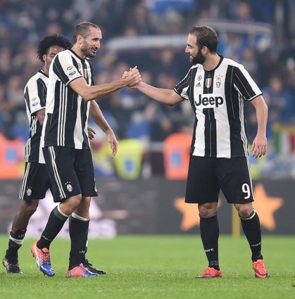 Saludo de goleador a goleador: Higuaín a Chiellini, que marcó dos 