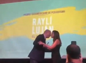 Periodista venezolana Raylí Luján recibió premio en Argentina por reportaje sobre la emigración