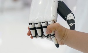 Le mani robotiche presto avranno il senso del tatto