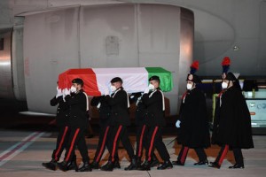 In Italia i feretri dell&#039;ambasciatore italiano Luca Attanasio e del carabiniere Vittorio Iacovacci accolti da Draghi
