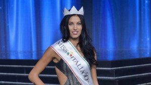 Bella y melancólica Carolina Stramare Miss Italia Corona dedicada a la madre que ya no está. Nueva salida laboral