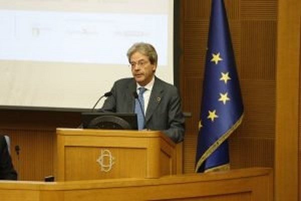 Migranti, Gentiloni «Stabilizzazione della Libia è priorità, supporteremo loro Guardia Costiera»