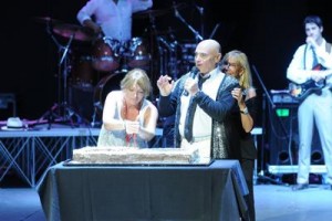 Susanna Vianello sul palco con il padre Edoardo e la madre, Wilma Goich