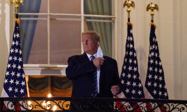 Trump torna alla Casa Bianca e toglie la mascherina, e Wall Street vola