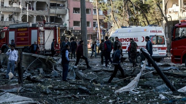 Siria, autobomba contro bus tra civili in fuga: oltre 100 morti