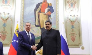 Il presidente del Venezuela, Nicolás Maduro, ha incontrato lunedì il ministro degli Esteri russo, Sergei Lavrov, al Palazzo Miraflores di Caracas.
