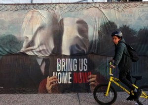 Israele: &quot;I primi ostaggi saranno liberati domenica alle 16&quot;. Firmato l&#039;accordo per la tregua