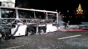 Bus ungherese contro pilone A4 Verona e va a fuoco, diversi morti