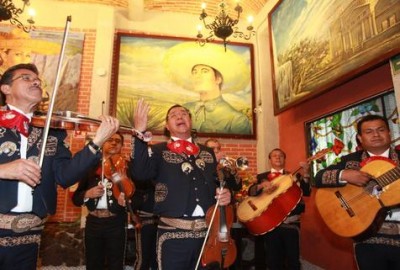 Un tributo a Juan Gabriel con acordes y mariachis
