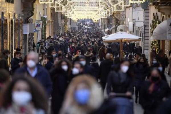 Coronavirus en Italia: 16.308 infecciones y 553 muertes. Entre el éxodo y las compras, el fin de semana antes del cierre navideño