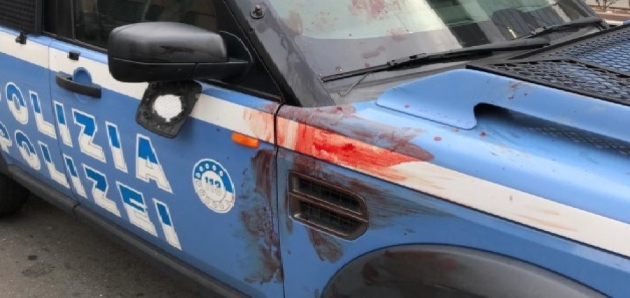 Armato di spranga ferisce operatore croce Rossa e Forze dell’Ordine. Paoloni (Sap): &quot;Il taser avrebbe evitato feriti&quot;.