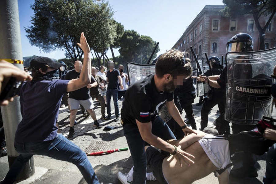 Ultrà e Fn, cori &#039;Duce, Duce&#039; Lancio di bottiglie in piazza. Scontri alla manifestazione di estrema destra a Roma