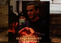 La fiaccolata a Roma, in Campidoglio, per protestare contro la morte di Alexei Navalny