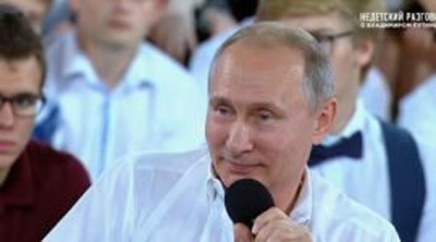 Il Putin che non ti immagini, incontra gli studenti e parla di amore e libertà