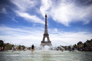 Torre Eiffel festeja 300 millones de visitantes