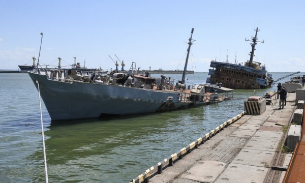 Una nave affondata nel porto di Mariupol