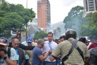 La PNB reprime con bombe di gas lacrimogeni i cittadini che erano vicini a Guaidó a Chacaíto a Caracas. Guaidó: è chiaro che qui non c&#039;è paura