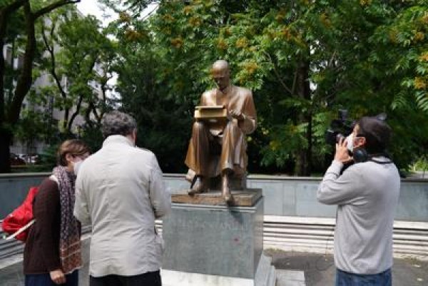 Montanelli, la Fondazione: &quot;Sconcerto per richiesta rimozione statua&quot;