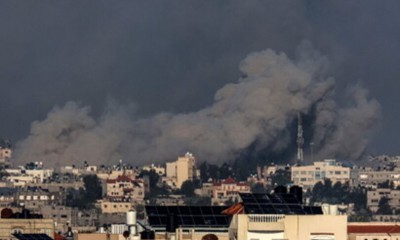 Il fumo che si alza su Khan Yunis, nel sud della Striscia di Gaza, durante i bombardamenti israeliani 