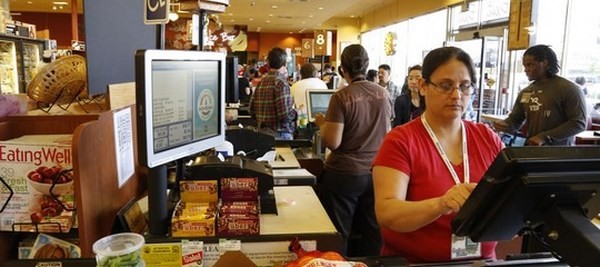 L&#039;automazione nei supermercati mette a rischio il posto di due cassieri su tre