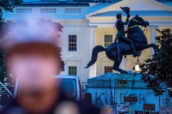 Usa, Trump autorizza l&#039;arresto per chi vandalizza le statue, attaccata la statua di Jackson