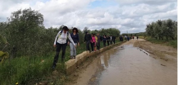 La passeggiata laica al Canale della Ajedda si trasforma in momento sacro di condivisione e bellezza