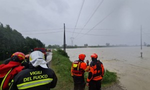 Operazioni di soccorso dei vigili del fuoco