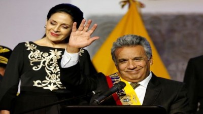 Presidente de Ecuador recibe el bastón de mando ceremonial de manos indígenas