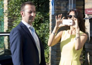 Roma, Virginia Raggi contro l&#039;assedio dei fotoreporter sotto casa: &quot;Mi fate un po&#039; pena&quot; ma non erano quelli del web streaming?