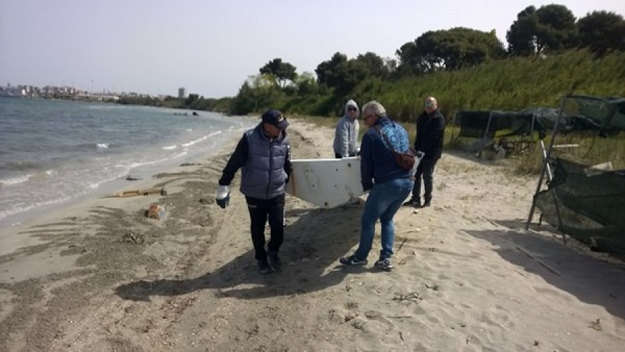 Taranto - Volontari hanno pulito lido Chiapparo - foto