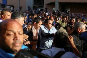 Juan Guaidó llegó a Venezuela tras gira internacional y superar el hostigamiento chavistas