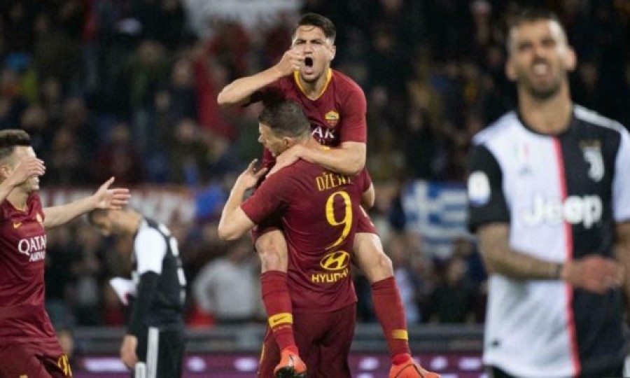 Edin Dzeko, de la Roma, carga a su compañero Cengiz Under tras hacer el 2-0 ante la Juventus