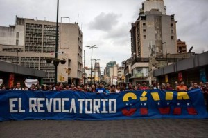 Nueva marcha de estudiantes universitarios en demanda del Revocatorio contra el presidente Nicolás Maduro