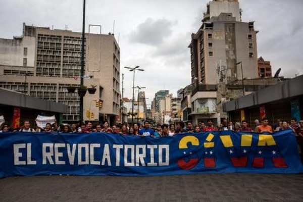 Nueva marcha de estudiantes universitarios en demanda del Revocatorio contra el presidente Nicolás Maduro