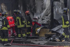 Milano, aereo precipita: 8 morti, 2 sono italiani