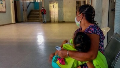 Venezuela sin transporte en cuarentena, enfermos de paludismo caminan kilómetros en busca de tratamiento