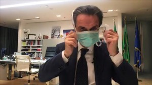 El gobernador italiano de Lombardía, Attilio Fontana, se pone una máscara protectora cuando anuncia en Facebook que se colocó en cuarentena después de que uno de sus ayudantes dio positivo por coronavirus, en esta imagen fija tomada de un video de redes sociales en Milán, Italia, 26 de febrero de 2020.