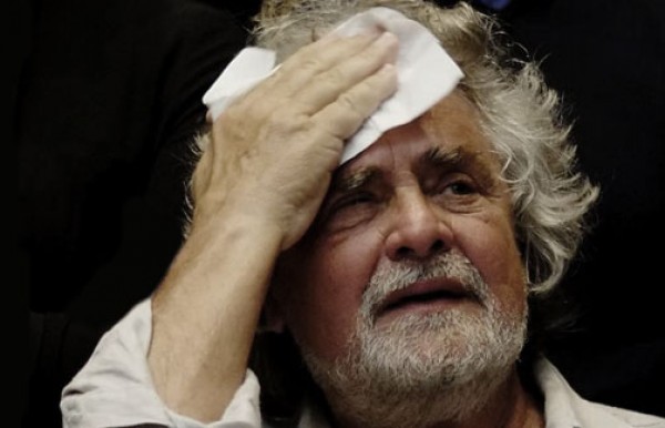 Beppe Grillo nel mare in tempesta del M5S: direttorio in rivolta e Virginia Raggi attacca i giornalisti