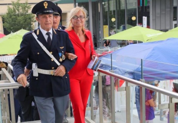 L&#039;On. Fucsia Fitzgerald Nissoli di Forza Italia accompagnata da un poliziotto 