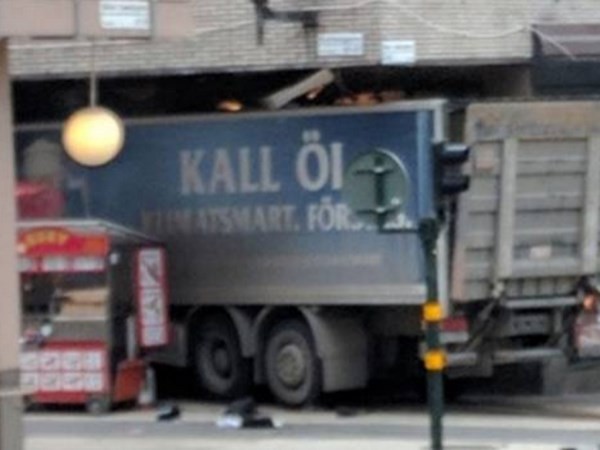 Un camion si è fiondato sulla folla a Stoccolma. Diretta