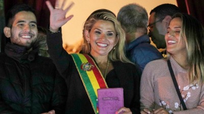 Bolivia, Jeanine Anez presidente ad interim: &quot;La nostra forza è Dio, ci saranno elezioni entro 90 giorni&quot;