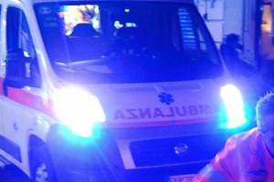 Napoli, padre e figlio accoltellati durante rapina