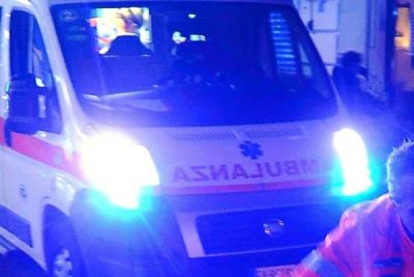 Napoli, padre e figlio accoltellati durante rapina