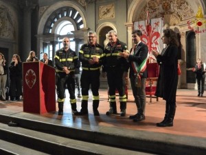 Firenze - Rigopiano, sindaco consegna Fiorino d&#039;Oro ai vigili del fuoco che hanno salvato i sopravvissuti