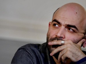 Saviano, «Ipocrita dire aiutiamoli a casa loro se vendiamo armi ai regimi»