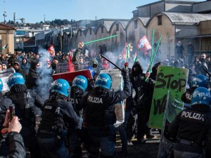 Enfrentamientos entre policías y manifestantes en Vicenza