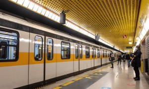 Urla &#039;Allah Akbar&#039; con il coltello in mano. Bloccato in metro a Milano