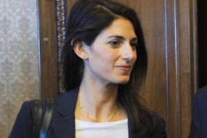 Compleanno al lavoro per Virginia Raggi, fiori in Campidoglio per la sindaca