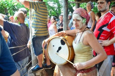 Bombo, harina y agua en la tradicional fiesta de la Chaya riojana (Gentileza Secretaría de Turismo de La Rioja)