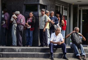 El calvario de los pensionados en Venezuela para poder cobrar 3,3 dólares en efectivo